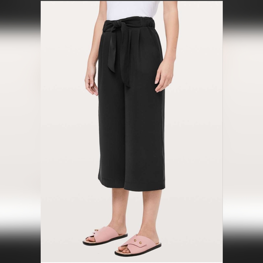 Lululemon Noir Crop, Size 4, Navy Blue Pants